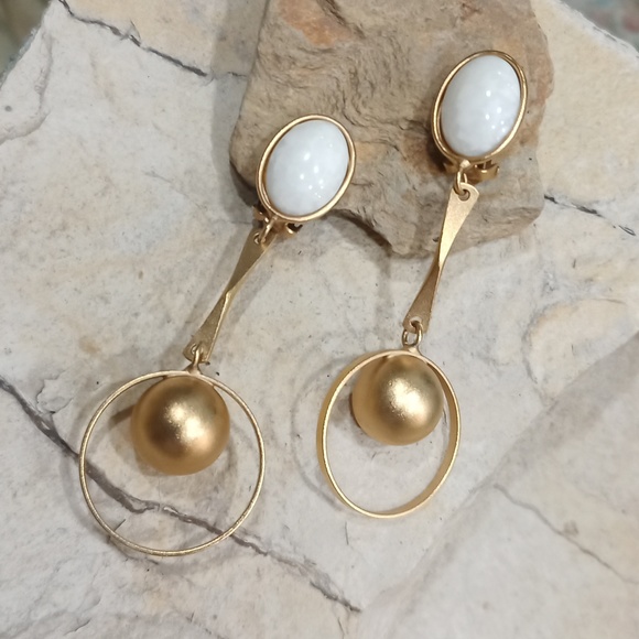 None Jewelry - Clip on Retro Earrings Mat Gold and White Marble Resin